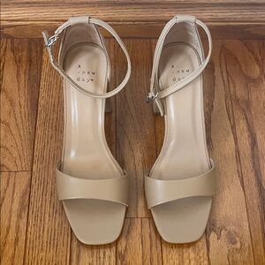 Size 9 Women’s Beige Heels